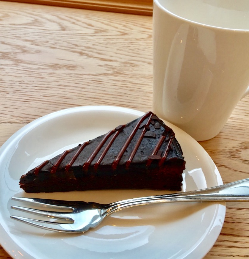 チョコブラウニーケーキ ゆったりとリラックスできる空間は曳舟のカフェで注目の1010cafe